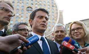 Le Premier ministre Manuel Valls en campagne pour les départementales le 23 mars 2015 à Noisy-le-Grand