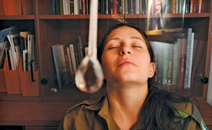 Une femme sous hypnose.