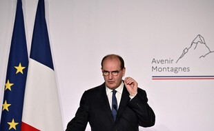 Jean Castex a défendu jeudi son plan montagne lors d'un déplacement en Savoie. This plan aims at helping mountains economic players after the difficult winter season they had to face due to Covid-19 restrictions. (Photo by JEFF PACHOUD / AFP)