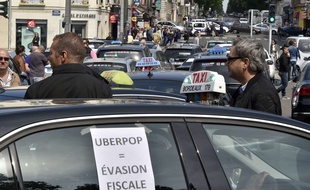Les taxis en colère sont restés plusieurs heures devant la préfecture. AFP PHOTO / GGOBET