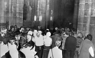 Lyon, le 2 juin 1975.
Les prostituées occupent l'église Saint-Nizier pour protester contre les répressions policières.