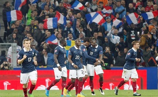Les joueurs français viennent célébrer le but de Raphaël Varane face à la Suède, le 18 novembre 2014.