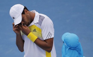 Le joueur Français Jo-Wilfried Tsonga, lors d'un match à l'Open d'Australie le 17 janvier 2012 contre le Japonais Go Soeda.