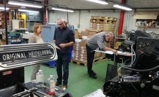 De gauche à droite: Sylvie Blas, ancienne gérante de l'imprimerie lilloise Blas-Desmoutiez, Christophe Michel, le nouveau gérant et Bernard Blas.