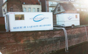 Des laboratoires mobiles d'analyse de l'eau.