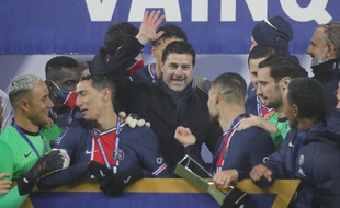 Mauricio Pochettino, l'entraîneur du PSG au milieu de ses joueurs