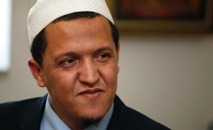 L'agresseur de l'imam de Drancy (banlieue nord de Paris) a été condamné à un mois et seize jours de prison avec sursis par un tribunal de Tunis, a appris jeudi l'AFP auprès d'une source judiciaire.