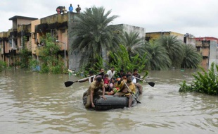 Des habitants de Chennai, en Inde, lors de leur évacuation par bateau, le 2 décembre 2015
