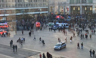 Une bagarre impliquant des dizaines de personnes a éclaté entre partisans de deux youtubeurs rivaux sur une célèbre place berlinoise.