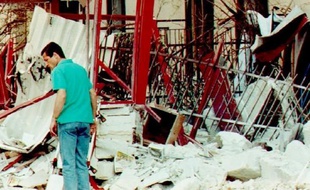 La direction anti-mafia a lancé des mandats de mise en détention préventive contre quatre suspects dans le cadre de la nouvelle enquête sur l'attentat qui a coûté la vie au juge sicilien Paolo Borsellino et à son escorte en 1992, ont indiqué jeudi les médias italiens.