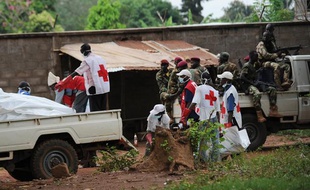 La Croix-Rouge ramasse des corps devant un camion des ex-rebelles de la Seleka, à Bangui, en Centrafrique, le 6 décembre 2013.