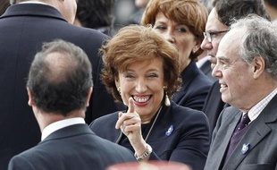 Jean-François Copé est le "chef naturel" de l'UMP, mais François Fillon est "le mieux à même de rassembler la famille diverse" que représente cette formation politique, a déclaré mercredi la ministre des Solidarités, Roselyne Bachelot.