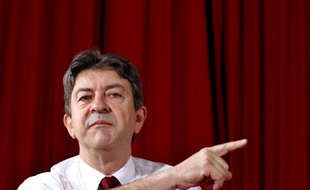 L'ex-candidat Front de Gauche à la présidentielle Jean-Luc Mélenchon a qualifié lundi les incendiaires de gymnase ou de bibliothèque de "crétins" et de "larbins" de la société capitaliste.