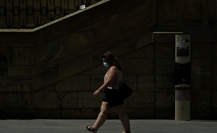 Une femme marche dans une rue de Lérida, en Catalogne, le 13 juillet 2020