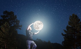 Illustration d'un homme, en haut d'une échelle, "tenant" la lune