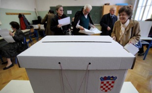 Les Croates ont voté dimanche pour leurs premières élections européennes, prélude à leur adhésion le 1er juillet à l'Union européenne, un scrutin qui a montré leur manque d'attraction pour le bloc des 27 en raison de la crise économique dans leur pays.