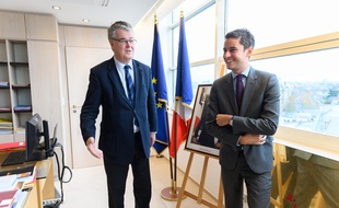 Jean-Paul Delevoye et Gabriel Attal, le 28 novembre 2019, dans le bureau du premier, à Paris.