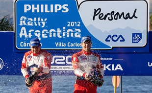 Sebastien Loeb et son coéquipier chez Citroën Elena fêtent leur victoire au Rallye d'ARgentine le 29 avril 2012.