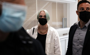 Mila, cyberharcelée et menacée de mort pour sa critique de l'islam, a fait face aux treize prévenus renvoyés devant le tribunal ce 21 juin 2021.
