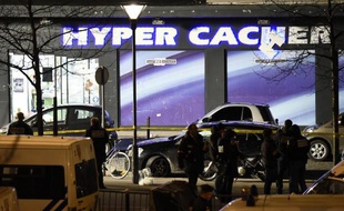Des policiers devant l'Hyper Cacher Porte de Vincennes dans l'est de Paris le 9 janvier 2015 après l'assaut des forces spéciales
