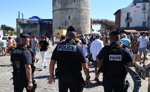 Des policiers patrouillent le 14 juillet 2017 à La Rochelle.