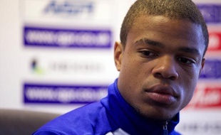 Le footballeur attaquant international français des Queens Park Rangers Loïc Rémy, arrêté mercredi par la police londonienne, qui le soupçonne du viol d'une femme de 34 ans perpétré avec deux autres hommes, a été libéré sous caution, a indiqué jeudi la police.