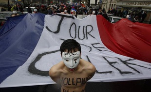 Une vingtaine de Homen, équivalent du mouvement féministe des Femen, défilaient torse nu dans le cortège rassemblé à l'appel du collectif «Jour de colère», le 26 janvier 2014