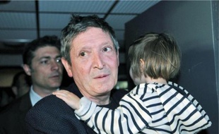 La petite Elise et son père. La mère de l'enfant l'avait kidnappée en mars dernier.