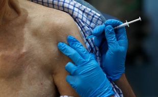 Illustration d'une personne se faisant vacciner avec du Pfizer/BioNTech.