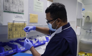 Les chercheurs britanniques de l'Imperial College de Londres comptent infecter des volontaires avec le nouveau coronavirus