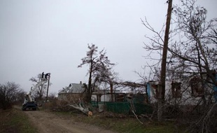 Réparation de lignes électriques endommagées par le combats, dans le village de Stepanivka, en Ukraine, le 19 novembre 2014