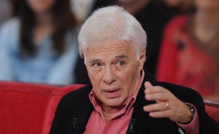 Guy Bedos, lors de l'enregistrement de Vivement Dimanche, sur France 2, le 10 décembre 2013.