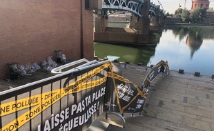 Une opération coup de poing est mené sur la place Saint-Pierre à Toulouse pour lutter contre l'abandon des déchets.