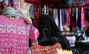 Une femme en burqa à Saint-Denis.