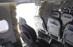 Quatre agents de bord poursuivent Boeing après l’incident du vol Alaska Air…