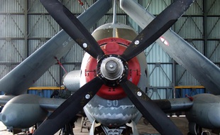 Un avion ancien appartenant à la collection du conservatoire de l'air et de l'espace.
