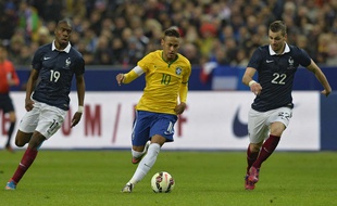 Le Brésilien Neymar a été plus fort que la défense française, le 26 mars 2015, lors du match amical France - Brésil.