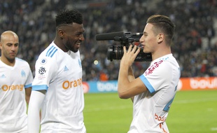 Thauvin dégaine une caméra pour fêter un but, face à Caen, en novembre 2017.