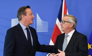 Le Premier ministre britannique David Cameron et le président de la Commission européenne Jean-Claude Juncker le 16 février 2016 à Bruxelles