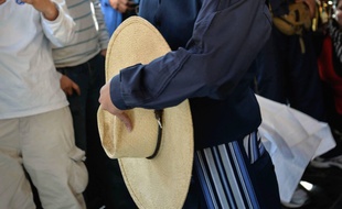 Un danseur de marinera en habit traditionnel.