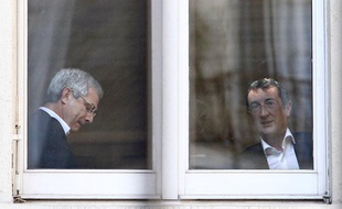 Claude Bartolone (G) et François Lamy, négociateurs du PS, font une pause lors des tractations avec Europe Ecologie pour des listes communes au second tour, au siège du Parti Socialiste, rue de Solférino à Paris, le 15 mars 2010.