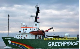 Le brise-glace de l'ONG Greenpeace, qui voulait dénoncer des explorations pétrolières de Gazprom, a été pris d'assaut par le FSB.
