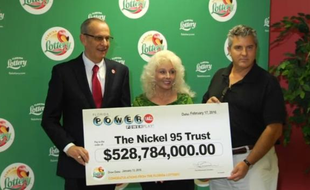 David Kaltschmidt et son épouse Maureen Smith, habitants de Floride, ont réclamé, mercredi 17 février 2016, leurs gains du « jackpot du siècle ».