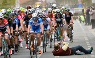 Le photographe inconscient lors de Gand-Wevelgem, le 30 mars 2013, en Belgique.