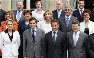 Le gouvernement Fillon compte officiellement 537 conseillers dans les cabinets ministériels, dont 63 au service du Premier ministre, selon un chiffrage communiqué jeudi par Matignon alors qu'un rapport dénonce l'inflation des cabinets ministériels.