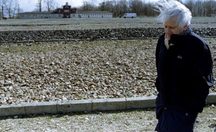 L'écrivain Jorge Semprun, de retour au camp de concentration de Buchenwald, en 1995.
