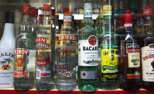 Des bouteilles d'alcool fort. Illustration.