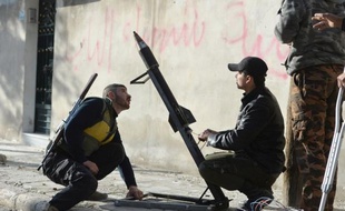 Malgré les appels insistants de la Coalition, Européens comme Américains hésitent à fournir des armes lourdes qui permettraient aux rebelles de lutter contre les attaques aériennes de Damas.