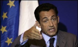 Un peu moins d'un tiers des sans-papiers avec un enfant scolarisé seront régularisés, soit quelque 6.000 personnes, a annoncé lundi le ministre de l'Intérieur Nicolas Sarkozy qui a catégoriquement exclu une "régularisation massive".