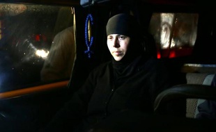 Les religieuses enlevées en Syrie par des jihadistes arrivent à la frontière avec le Liban après leur libération, à Jdaidet Yabous le 10 mars 2014